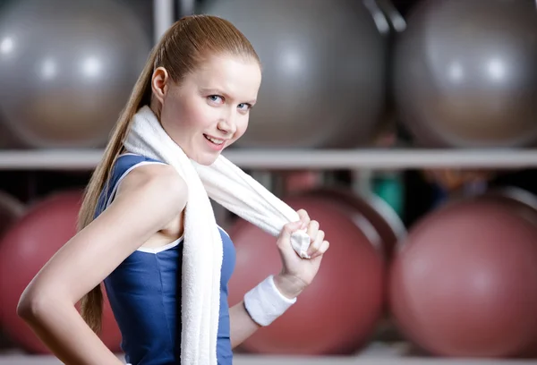 Retrato de uma jovem menina esportiva com toalha — Fotografia de Stock