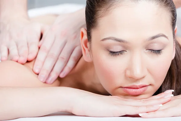 Frau bekommt Massage — Stockfoto