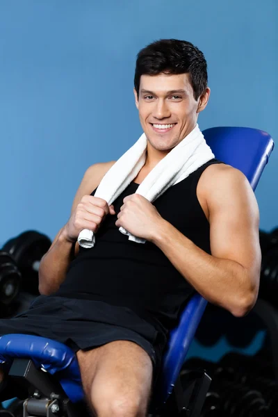 Athletic man rests in training gym — Stock Photo, Image