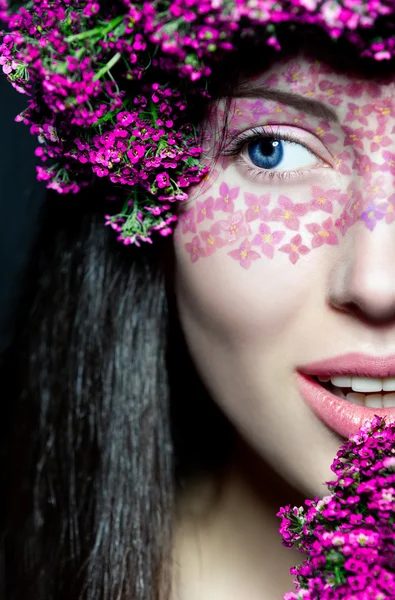 Stående flickans halva ansiktet med snygg make-up — Stockfoto