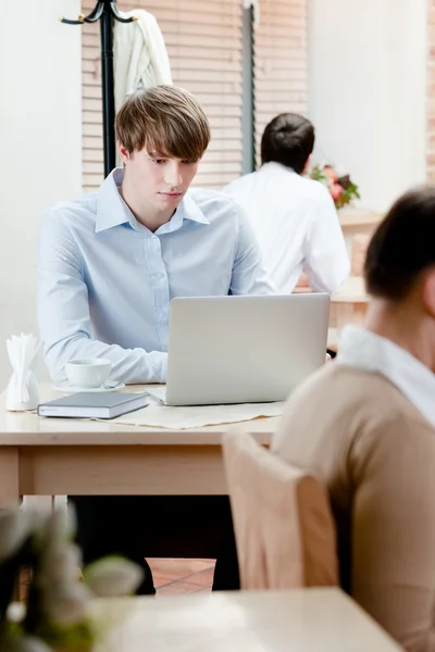 Jovem está trabalhando no laptop — Fotografia de Stock