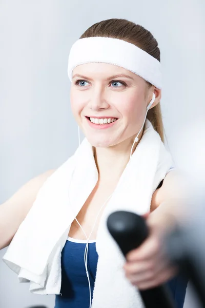 Sportiga kvinnan utbildning på utbildning apparater i gym — Stockfoto