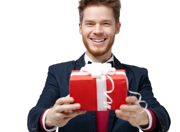 Smiley homem bonito oferece um presente — Fotografia de Stock