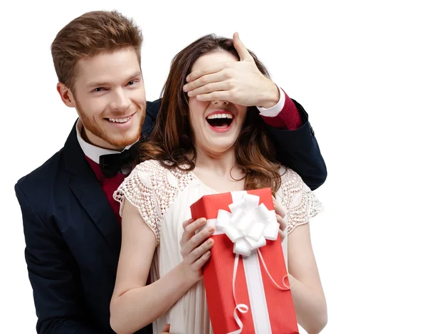 Man covers eyes of his girlfriend — Stock Photo, Image