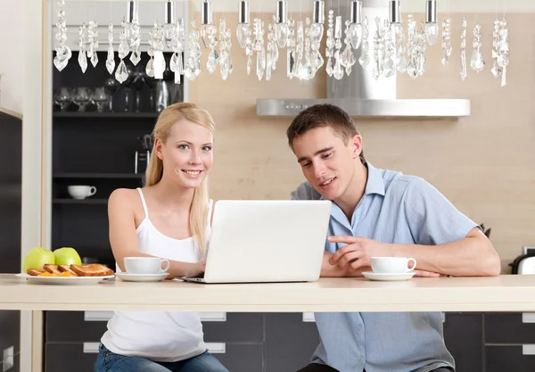 Pareja con la taza de té navega en Internet — Foto de Stock