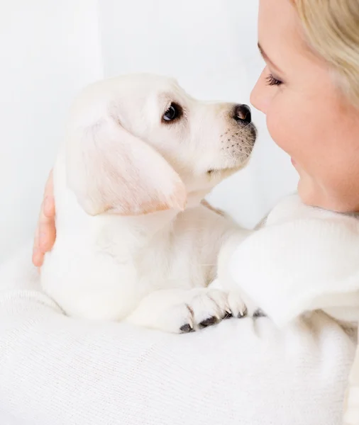 Close up of woman embracing puppy — Stock Photo, Image