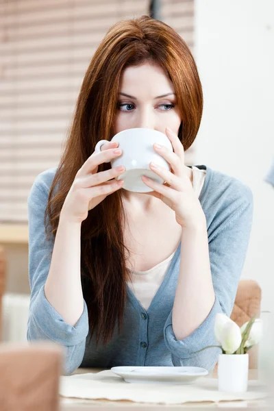 お茶のカップを持つ若い女の子 — ストック写真