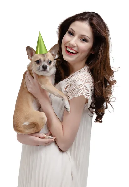 Pretty volunteer congratulates a dog — Stock Photo, Image