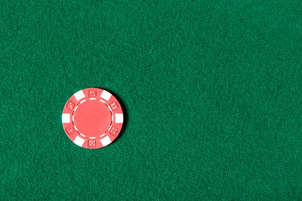红色扑克芯片是桌子上 — 图库照片