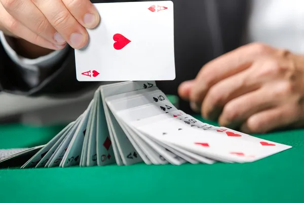 Игрок играет с покерными картами — стоковое фото
