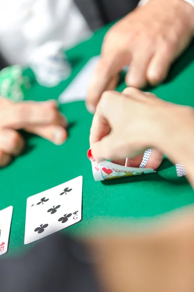 Соревнования между игроками в покер — стоковое фото