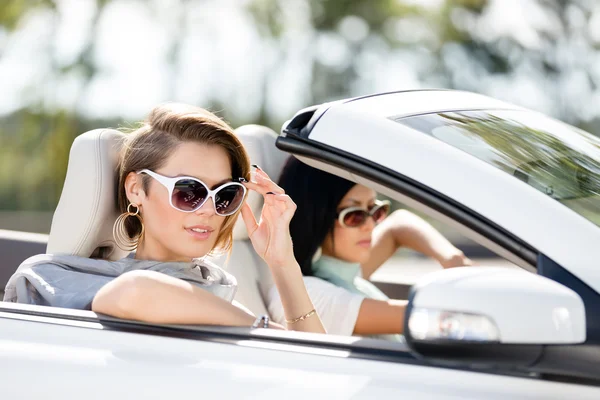 Close up view of girls in sunglasses in the automobile — Stock Photo, Image