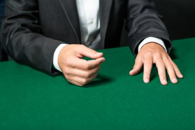 el poker masasında oturan kumarbaz yakın çekim