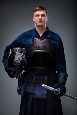 kask ve shinai elinde kendoka
