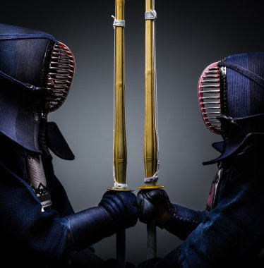 shinai ile birbirine zıt iki kendo savaşçıları