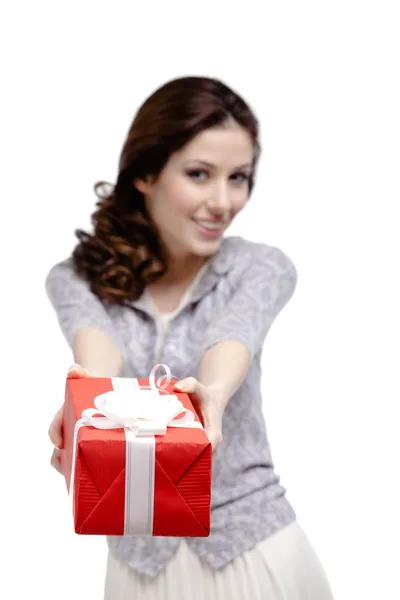Jonge vrouw maakt een gift — Stockfoto
