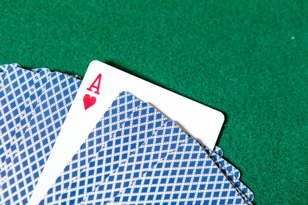 Parte de trás das cartas de jogo e ás de copas — Fotografia de Stock
