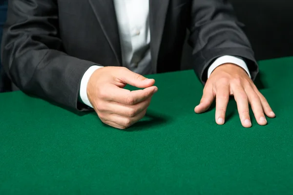 Крупный план рук игрока, сидящего за покерным столом — стоковое фото