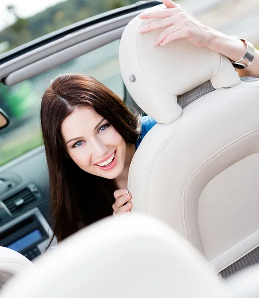 Portret van mooie vrouw in de cabriolet — Stockfoto