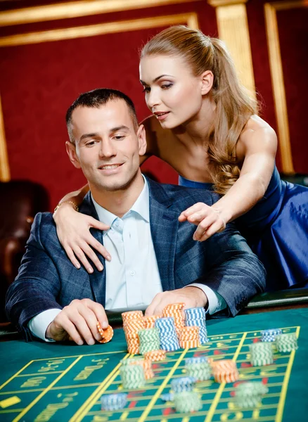 Girl advises gambler a safe bet — Stock Photo, Image
