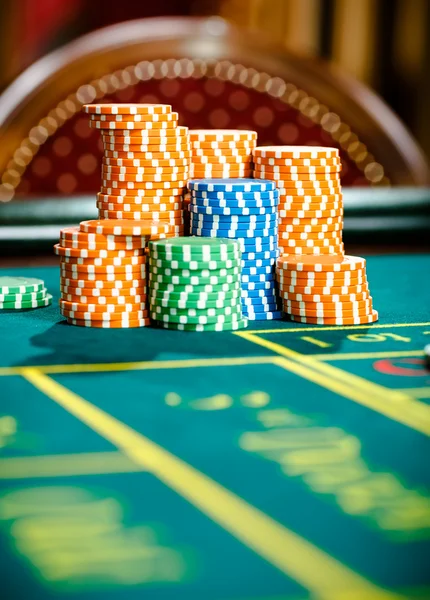 Vista de cerca de montones de fichas en la mesa de ruleta — Foto de Stock