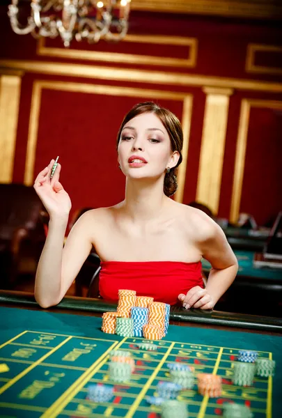 Girl gambles at the gambling house — Stock Photo, Image