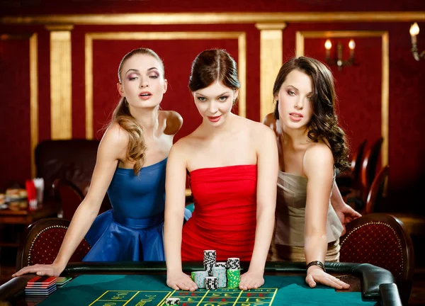 Three ladies place a bet playing roulette — Stock Photo, Image