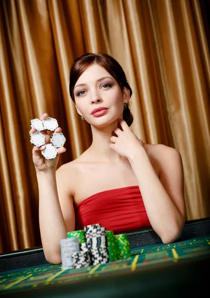 Female gambler keeps chips in hand — Stock Photo, Image