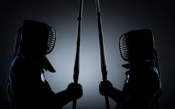Zwei Kendo-Kämpfer einander gegenüber — Stockfoto