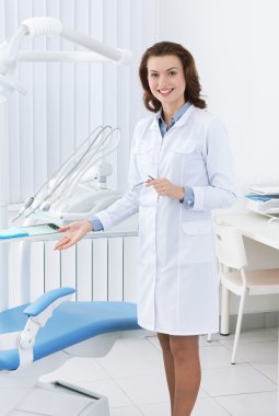 Dişçi koltuğu gülen Yardımcısı gösterir