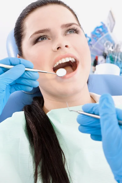 Le dentiste examine la bouche du patient — Photo