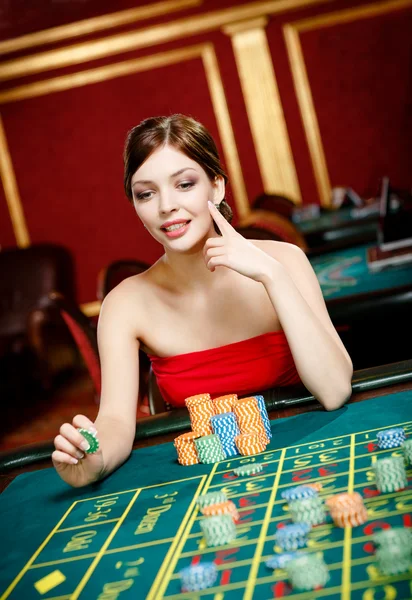 Pige gambler på casino klub - Stock-foto
