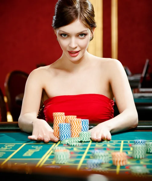 Mujer haciendo una apuesta en el casino — Foto de Stock