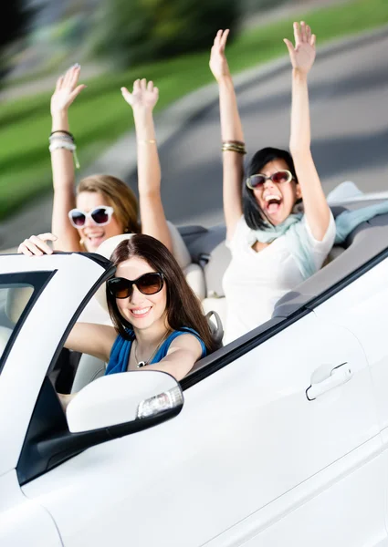 Grupo de adolescentes felizes no carro branco — Fotografia de Stock