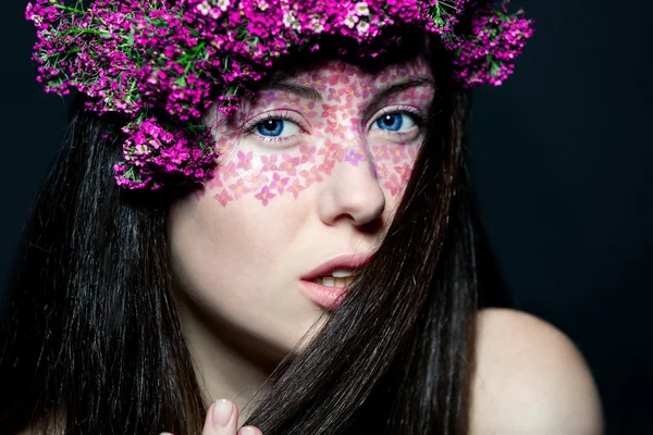 Porträt Mädchen mit stylischem Make-up und Blumen — Stockfoto