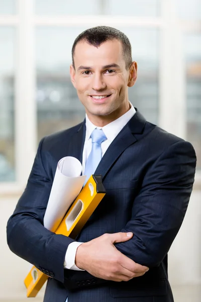 Ingeniero con plano y nivel —  Fotos de Stock