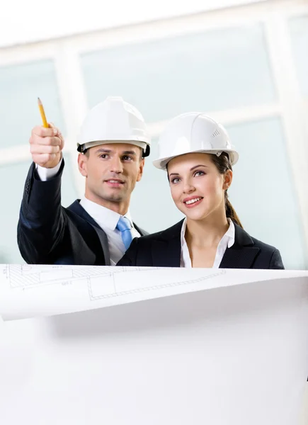 Two engineers keeping blueprint — Stock Photo, Image