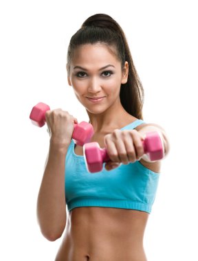 atletik genç kadın dumbbells ile çalışır