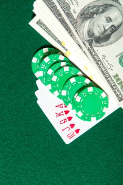 achterkant van de kaarten en de ace hartenRoyal flush poker kart sıra para ve patates kızartması ile