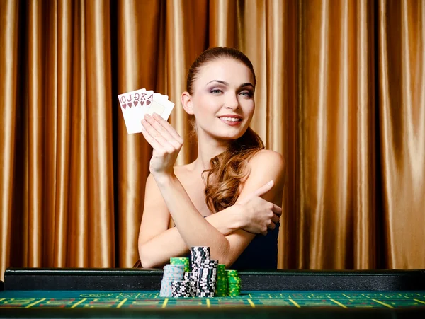 Jugadora femenina con cartas en la mesa de poker — Foto de Stock