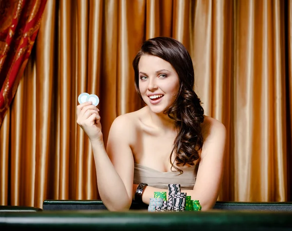 Female gambler at the roulette table with chips — Stock Photo, Image
