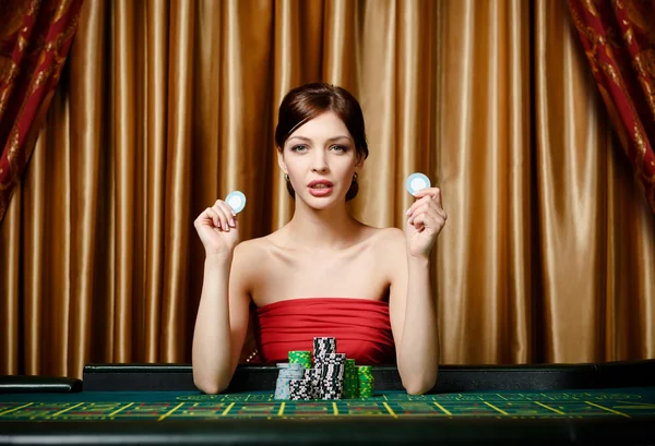 Donna con patatine al tavolo della roulette — Foto Stock