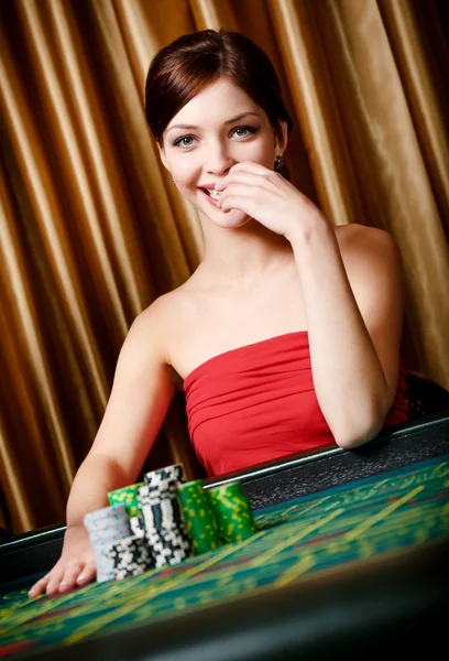 Mujer sonriente en la mesa de ruleta — Foto de Stock