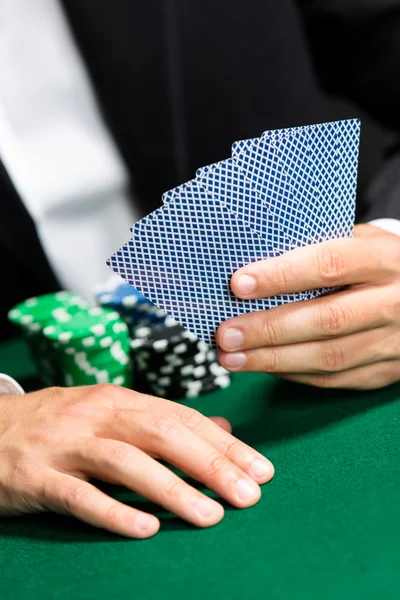 Jugador jugando cartas de póquer con fichas en la mesa —  Fotos de Stock