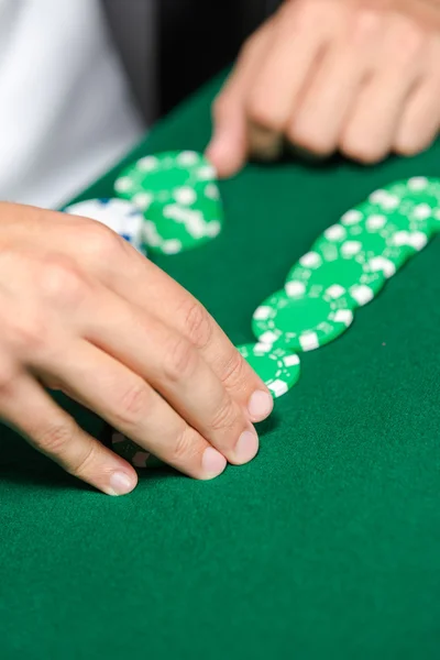 赌徒把放在桌子的扑克筹码 — 图库照片