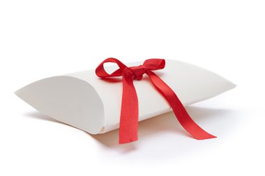 Kırmızı kurdeleli beyaz hediye kutusu