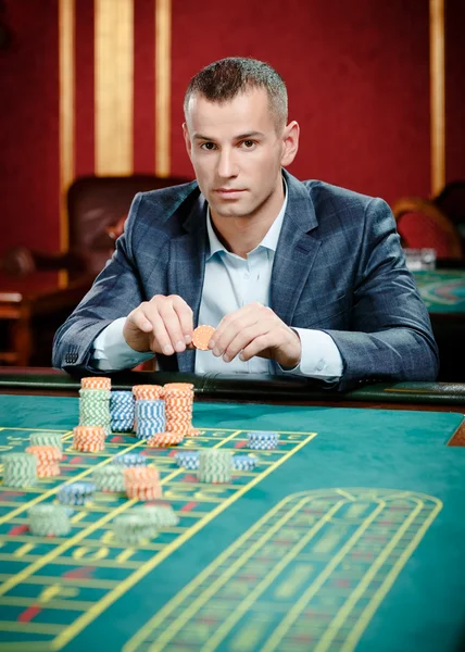 Gambler playing roulette at the casino table — Stock Photo, Image