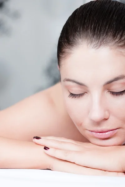 Deel van gezicht van vrouwelijke tijdens procedure van massage — Stockfoto