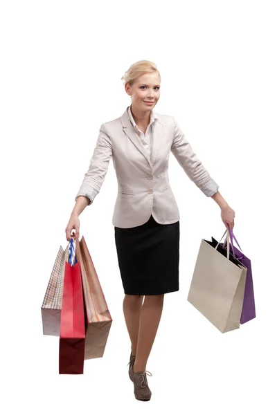 Üzletasszony világos bézs öltöny kezében bevásárló táskák — Stock Fotó