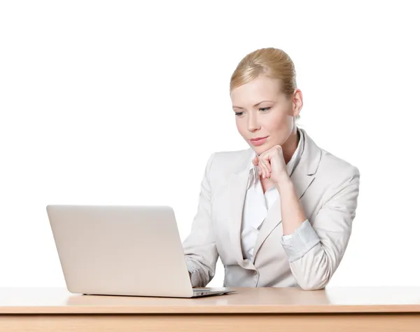 Joven mujer de negocios sentada en un escritorio con portátil — Foto de Stock